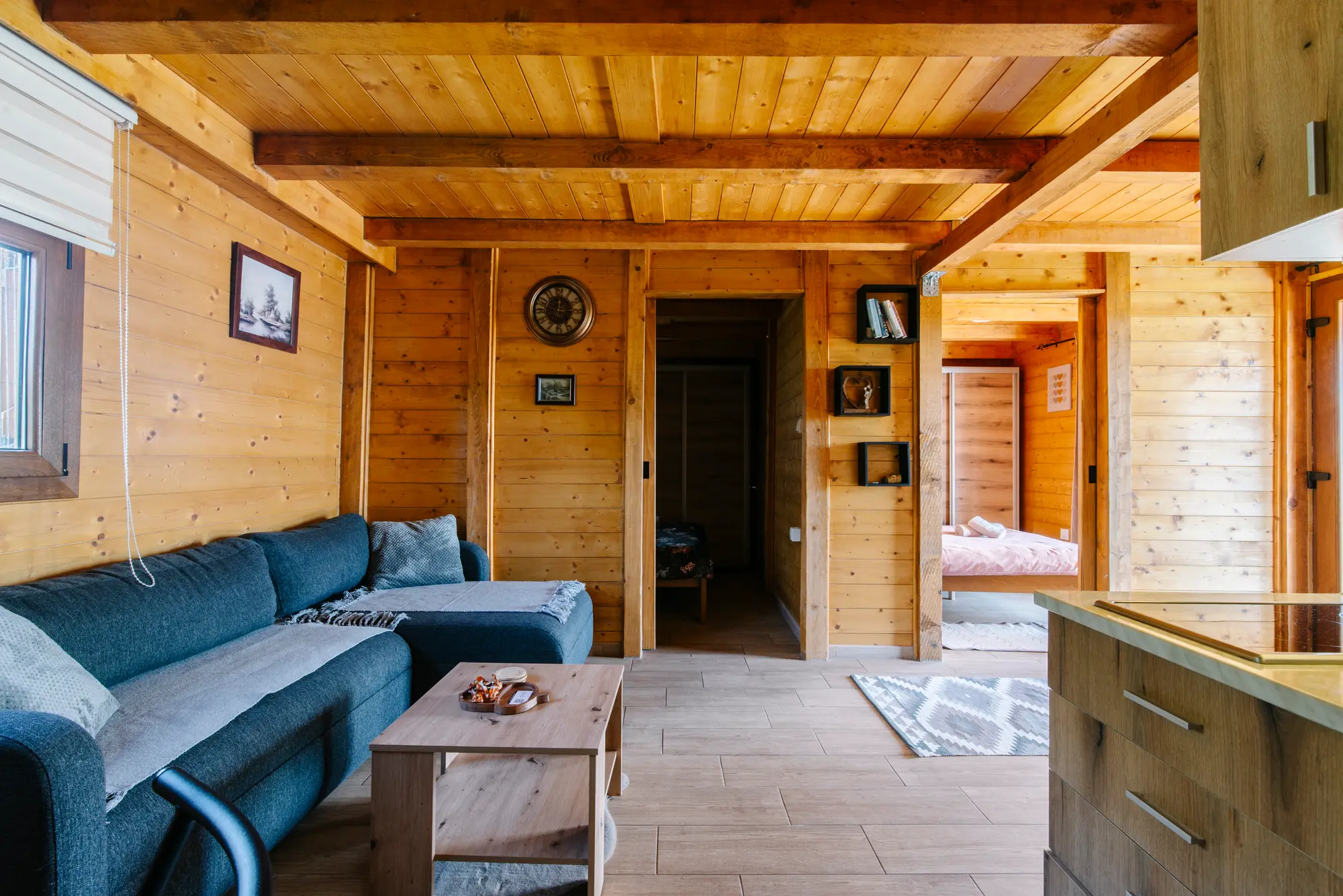 Notaleg stofa í timburhúsi með hlýrri birtu